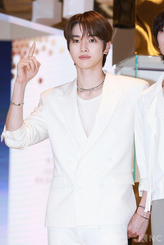 그룹 라이즈(RIIZE) 성찬이 16일 오전 11시 40분 롯데 에비뉴엘 잠실점에서 진행된 쇼메 팝업 스토어 오픈 기념 포토콜에서 포즈를 취하고 있다. 사진=김규빈 기자