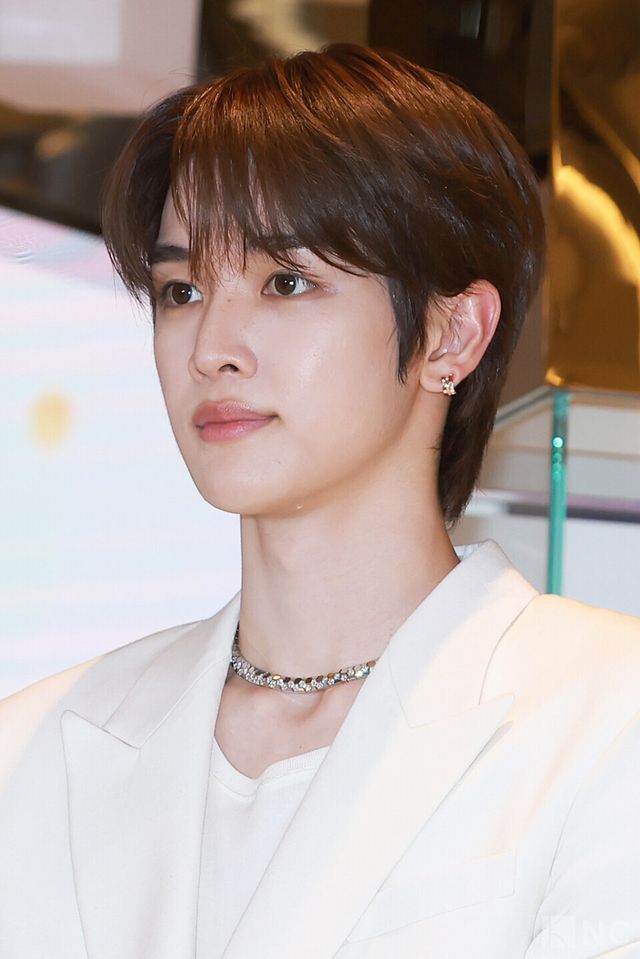 그룹 라이즈(RIIZE) 성찬이 16일 오전 11시 40분 롯데 에비뉴엘 잠실점에서 진행된 쇼메 팝업 스토어 오픈 기념 포토콜에서 포즈를 취하고 있다. 사진=김규빈 기자