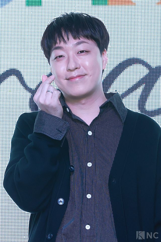 밴드 소란(SORAN) 이태욱이 16일 오후 2시 MPMG 사옥에서 진행된 EP ‘드림(DREAM)’ 발매 기념 쇼케이스에서 포즈를 취하고 있다. 사진=김규빈 기자