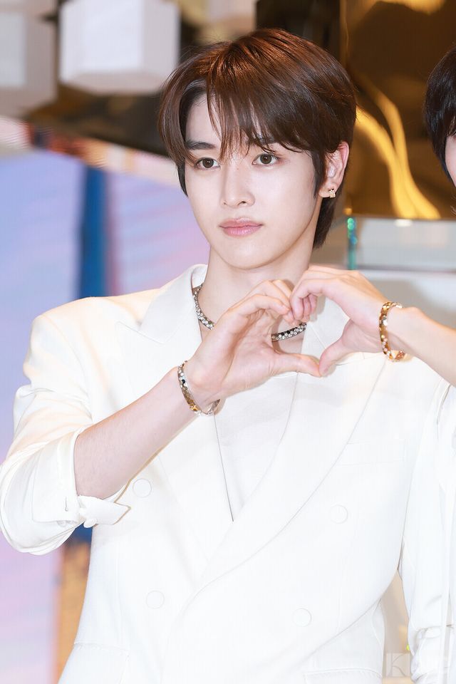 그룹 라이즈(RIIZE) 성찬이 16일 오전 11시 40분 롯데 에비뉴엘 잠실점에서 진행된 쇼메 팝업 스토어 오픈 기념 포토콜에서 포즈를 취하고 있다. 사진=김규빈 기자