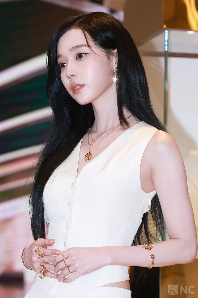 그룹 에스파(aespa) 윈터가 16일 오전 11시 40분 롯데 에비뉴엘 잠실점에서 진행된 쇼메 팝업 스토어 오픈 기념 포토콜에서 포즈를 취하고 있다. 사진=김규빈 기자