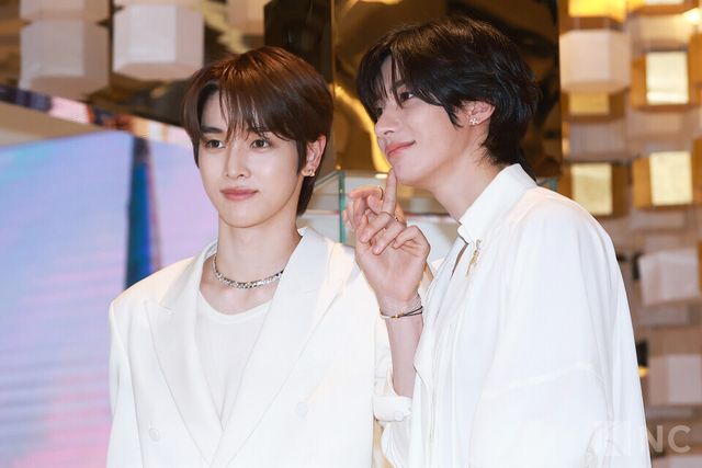 그룹 라이즈(RIIZE) 성찬, 앤톤이 16일 오전 11시 40분 롯데 에비뉴엘 잠실점에서 진행된 쇼메 팝업 스토어 오픈 기념 포토콜에서 포즈를 취하고 있다. 사진=김규빈 기자