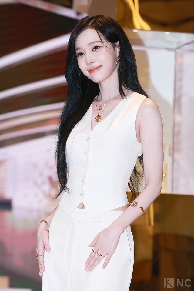 그룹 에스파(aespa) 윈터가 16일 오전 11시 40분 롯데 에비뉴엘 잠실점에서 진행된 쇼메 팝업 스토어 오픈 기념 포토콜에서 포즈를 취하고 있다. 사진=김규빈 기자