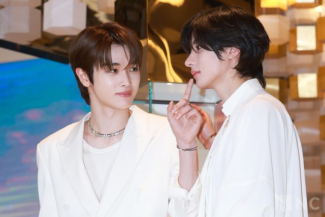 그룹 라이즈(RIIZE) 성찬, 앤톤이 16일 오전 11시 40분 롯데 에비뉴엘 잠실점에서 진행된 쇼메 팝업 스토어 오픈 기념 포토콜에서 포즈를 취하고 있다. 사진=김규빈 기자