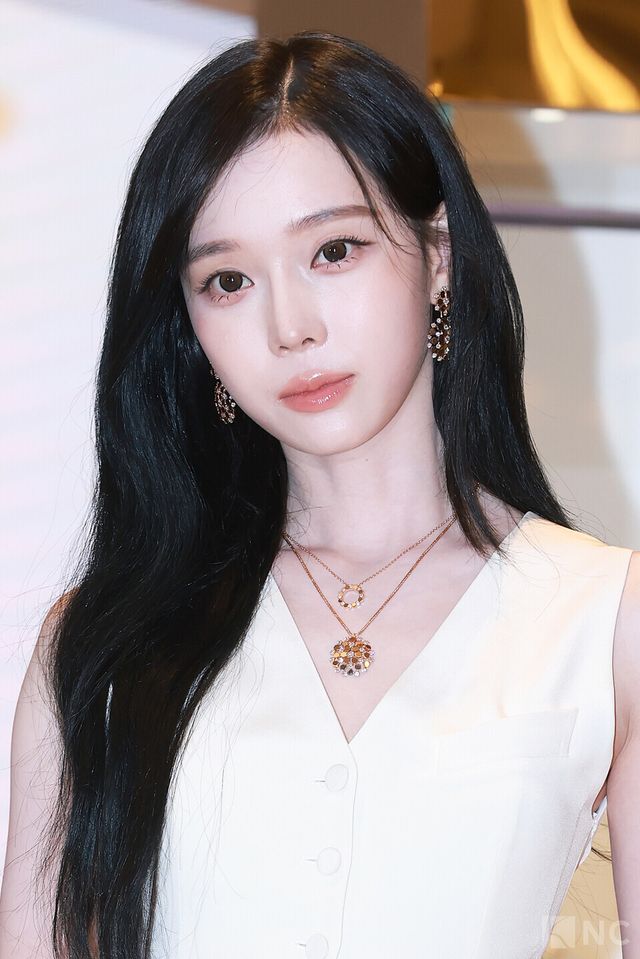 그룹 에스파(aespa) 윈터가 16일 오전 11시 40분 롯데 에비뉴엘 잠실점에서 진행된 쇼메 팝업 스토어 오픈 기념 포토콜에서 포즈를 취하고 있다. 사진=김규빈 기자