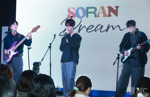 밴드 소란(SORAN)이 16일 오후 2시 MPMG 사옥에서 진행된 EP ‘드림(DREAM)’ 발매 기념 쇼케이스에서 타이틀곡 무대를 선보이고 있다. 사진=김규빈 기자