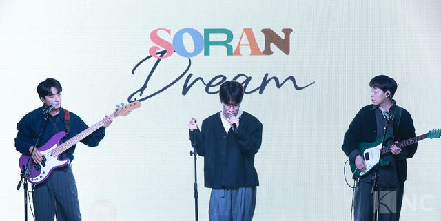 밴드 소란(SORAN)이 16일 오후 2시 MPMG 사옥에서 진행된 EP ‘드림(DREAM)’ 발매 기념 쇼케이스에서 타이틀곡 무대를 선보이고 있다. 사진=김규빈 기자