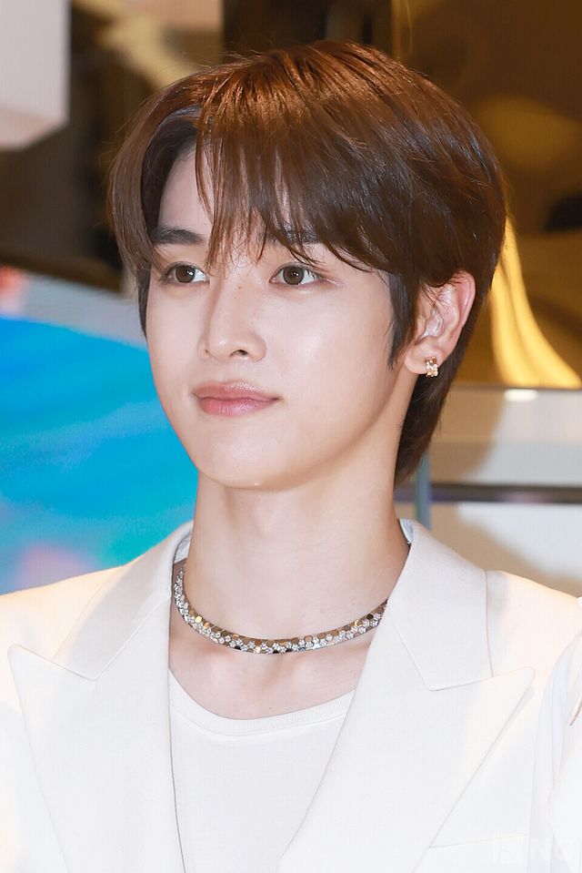 그룹 라이즈(RIIZE) 성찬이 16일 오전 11시 40분 롯데 에비뉴엘 잠실점에서 진행된 쇼메 팝업 스토어 오픈 기념 포토콜에서 포즈를 취하고 있다. 사진=김규빈 기자