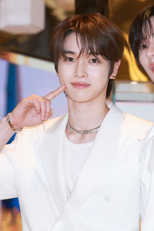 그룹 라이즈(RIIZE) 성찬이 16일 오전 11시 40분 롯데 에비뉴엘 잠실점에서 진행된 쇼메 팝업 스토어 오픈 기념 포토콜에서 포즈를 취하고 있다. 사진=김규빈 기자