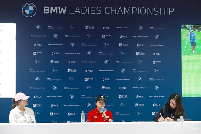 최혜진이 17일 전남 해남군 파인비치 골프링크스(파72·6천785야드)에서 미국 LPGA 투어 BMW 레이디스 챔피언십 2라운드 미디어 센터에서 소감을 말하고 있다. 사진=김규빈 기자