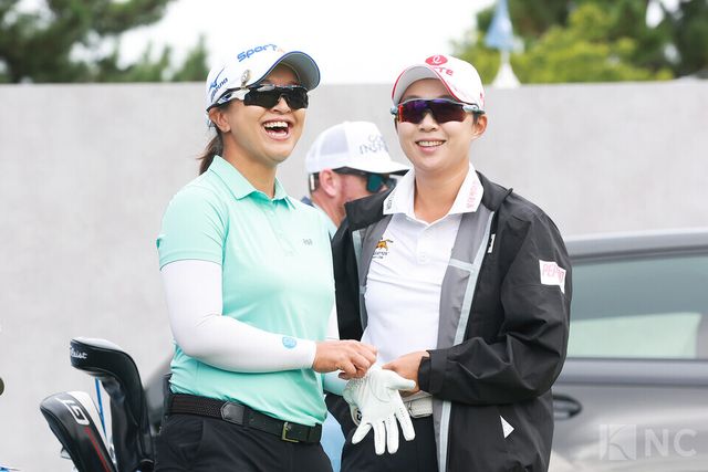 김세영, 김효주가 17일 전남 해남군 파인비치 골프링크스(파72·6천785야드)에서 미국 LPGA 투어 BMW 레이디스 챔피언십 2라운드 1번 홀에서 대화를 나누고 있다. 사진=김규빈 기자