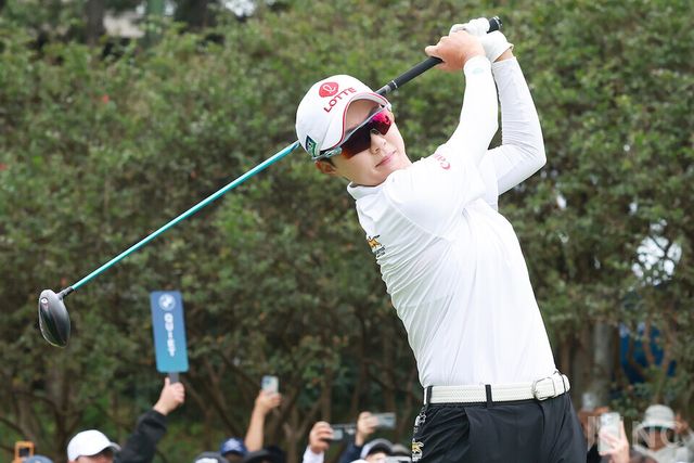 김효주가 17일 전남 해남군 파인비치 골프링크스(파72·6천785야드)에서 미국 LPGA 투어 BMW 레이디스 챔피언십 2라운드 1번 홀에서 티샷을 하고 있다. 사진=김규빈 기자