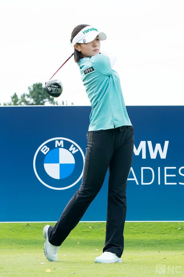 에스더 권이 17일 전남 해남군 파인비치 골프링크스(파72·6천785야드)에서 미국 LPGA 투어 BMW 레이디스 챔피언십 2라운드 10번 홀에서 티샷을 하고 있다. 사진=김규빈 기자