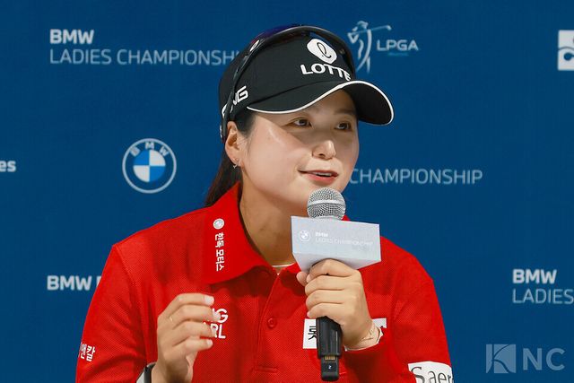최혜진이 17일 전남 해남군 파인비치 골프링크스(파72·6천785야드)에서 미국 LPGA 투어 BMW 레이디스 챔피언십 2라운드 미디어 센터에서 소감을 말하고 있다. 사진=김규빈 기자