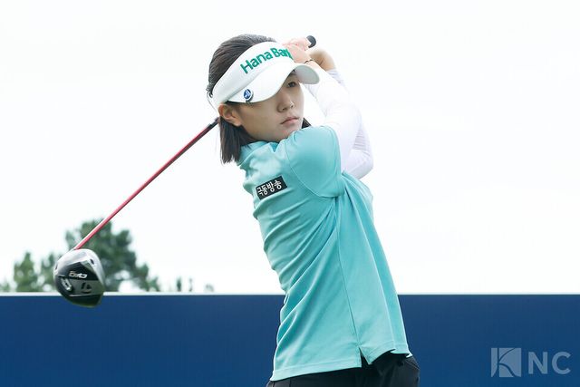 에스더 권이 17일 전남 해남군 파인비치 골프링크스(파72·6천785야드)에서 미국 LPGA 투어 BMW 레이디스 챔피언십 2라운드 10번 홀에서 티샷을 하고 있다. 사진=김규빈 기자