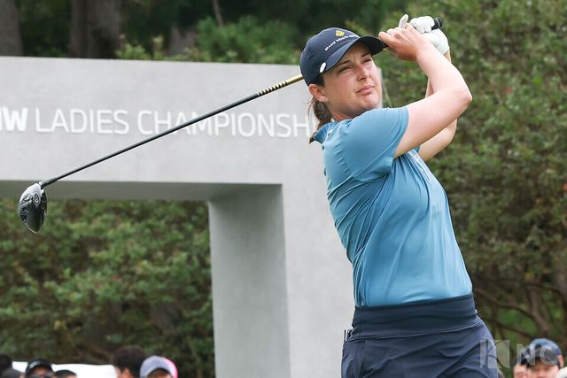 린디 덩컨이 17일 전남 해남군 파인비치 골프링크스(파72·6천785야드)에서 미국 LPGA 투어 BMW 레이디스 챔피언십 2라운드 1번 홀에서 티샷을 하고 있다. 사진=김규빈 기자