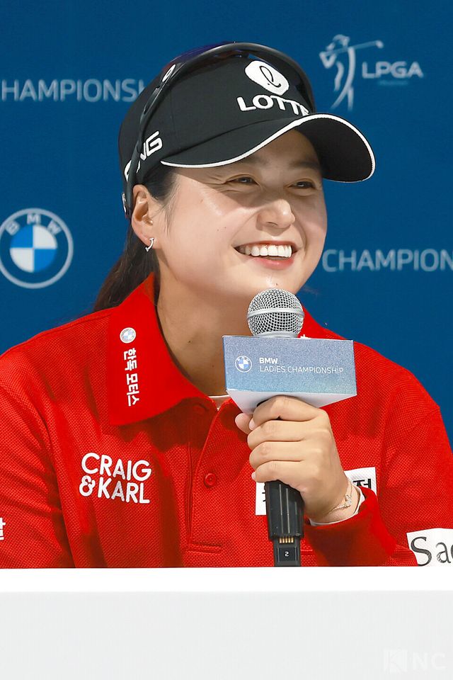 최혜진이 17일 전남 해남군 파인비치 골프링크스(파72·6천785야드)에서 미국 LPGA 투어 BMW 레이디스 챔피언십 2라운드 미디어 센터에서 소감을 말하고 있다. 사진=김규빈 기자