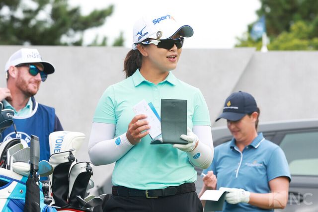김세영이 17일 전남 해남군 파인비치 골프링크스(파72·6천785야드)에서 미국 LPGA 투어 BMW 레이디스 챔피언십 2라운드 1번 홀에서 대기하고 있다. 사진=김규빈 기자