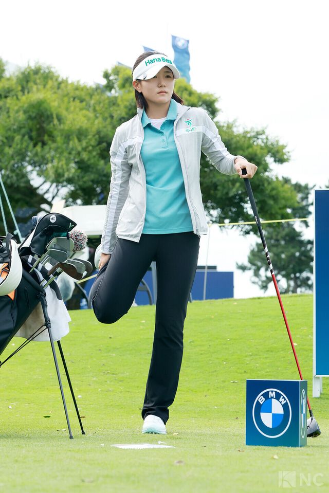 에스더 권이 17일 전남 해남군 파인비치 골프링크스(파72·6천785야드)에서 미국 LPGA 투어 BMW 레이디스 챔피언십 2라운드 10번 홀에 몸을 풀고 있다. 사진=김규빈 기자