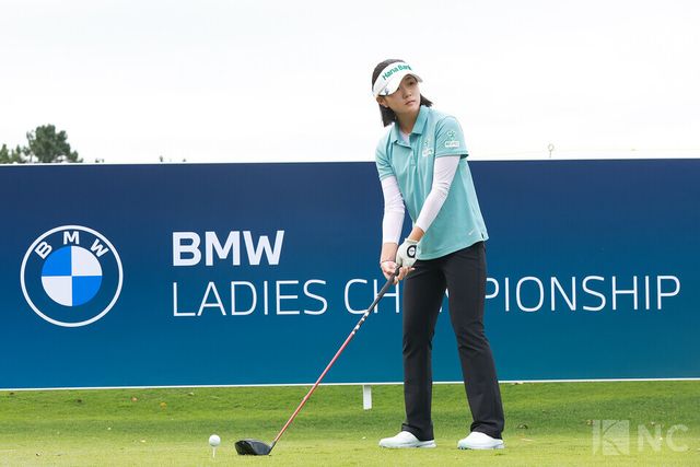 에스더 권이 17일 전남 해남군 파인비치 골프링크스(파72·6천785야드)에서 미국 LPGA 투어 BMW 레이디스 챔피언십 2라운드 10번 홀에서 티샷을 하고 있다. 사진=김규빈 기자