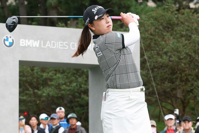 타게다 리오가 17일 전남 해남군 파인비치 골프링크스(파72·6천785야드)에서 미국 LPGA 투어 BMW 레이디스 챔피언십 2라운드 1번 홀에서 티샷을 하고 있다. 사진=김규빈 기자