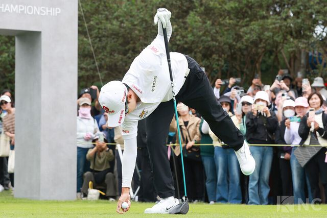 김효주가 17일 전남 해남군 파인비치 골프링크스(파72·6천785야드)에서 미국 LPGA 투어 BMW 레이디스 챔피언십 2라운드 1번 홀에서 티샷을 하고 있다. 사진=김규빈 기자