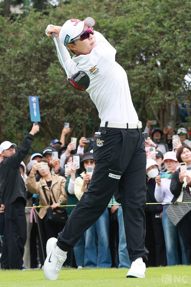 김효주가 17일 전남 해남군 파인비치 골프링크스(파72·6천785야드)에서 미국 LPGA 투어 BMW 레이디스 챔피언십 2라운드 1번 홀에서 티샷을 하고 있다. 사진=김규빈 기자