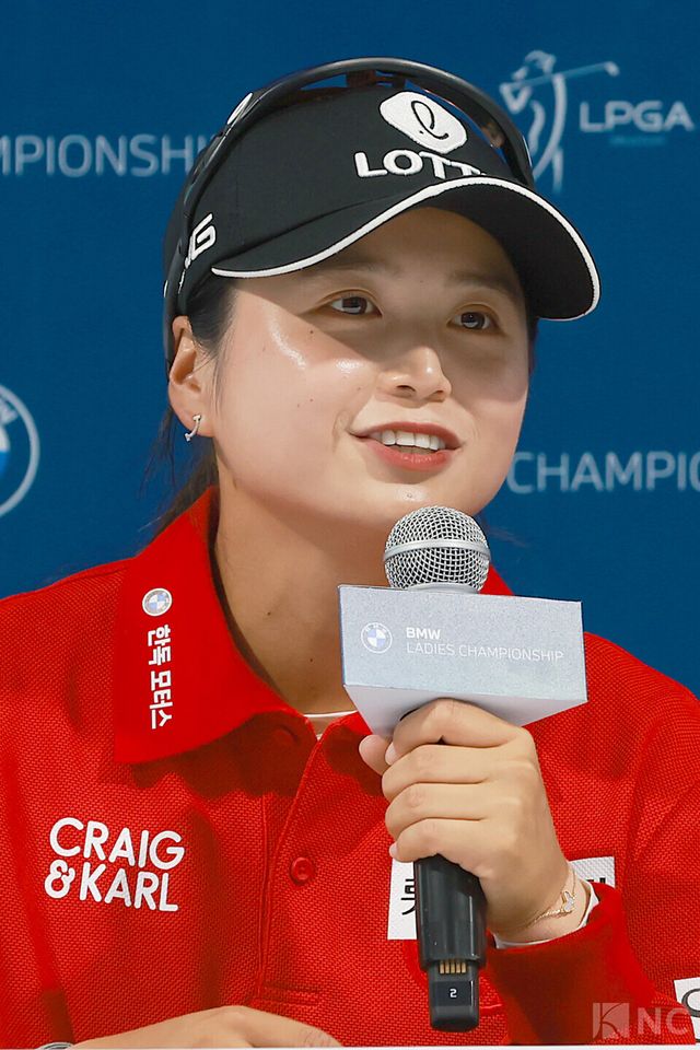 최혜진이 17일 전남 해남군 파인비치 골프링크스(파72·6천785야드)에서 미국 LPGA 투어 BMW 레이디스 챔피언십 2라운드 미디어 센터에서 소감을 말하고 있다. 사진=김규빈 기자