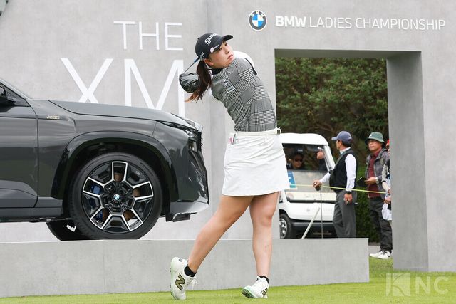 타게다 리오가 17일 전남 해남군 파인비치 골프링크스(파72·6천785야드)에서 미국 LPGA 투어 BMW 레이디스 챔피언십 2라운드 1번 홀에서 티샷을 하고 있다. 사진=김규빈 기자