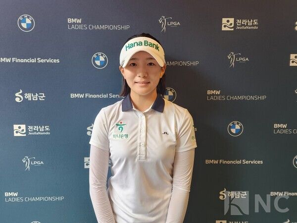 18일 전남 해남군 파인비치 골프링크스(파72)에서 열린 LPGA 투어 BMW 레이디스 챔피언십(총상금 230만달러) 3라운드에 나서 버디 1개와 보기 6개를 묶어 5오버파 77타로 마친 에스더 권이 인터뷰 후 사진 촬영 포즈를 취하고 있다. /사진=뉴스컬처 DB