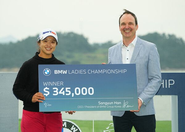 19일 오후 전남 해남 파인비치 골프링크스에서 열린 BMW 레이디스 챔피언십 2025 파이널 라운드에서 24언더파로 최종 우승한 김세영이 우승 트로피를 들고 기념 촬영 포즈를 취하고 있다. /사진=BMW 레이디스 챔피언십 대회 조직위원회