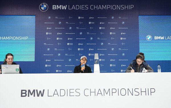19일 오후 전남 해남 파인비치 골프링크스에서 열린 BMW 레이디스 챔피언십 2025 파이널 라운드에서 24언더파로 최종 우승한 김세영이 기자회견에서 취재진 질의에 답하고 있다. /사진=BMW 레이디스 챔피언십 대회 조직위원회