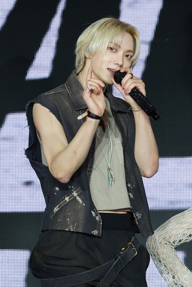 그룹 보이넥스트도어(BOYNEXTDOOR) 성호가 20일 오후 2시 서울 강서구 KBS아레나에서 진행된 미니 5집 ‘디 액션(The Action)’ 발매 기념 쇼케이스에서 타이틀곡 무대를 선보이고 있다. 사진=김규빈 기자