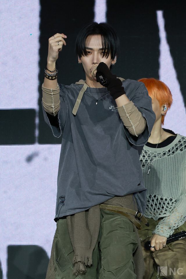 그룹 보이넥스트도어(BOYNEXTDOOR) 20일 오후 2시 서울 강서구 KBS아레나에서 진행된 미니 5집 ‘디 액션(The Action)’ 발매 기념 쇼케이스에서 타이틀곡 무대를 선보이고 있다. 사진=김규빈 기자