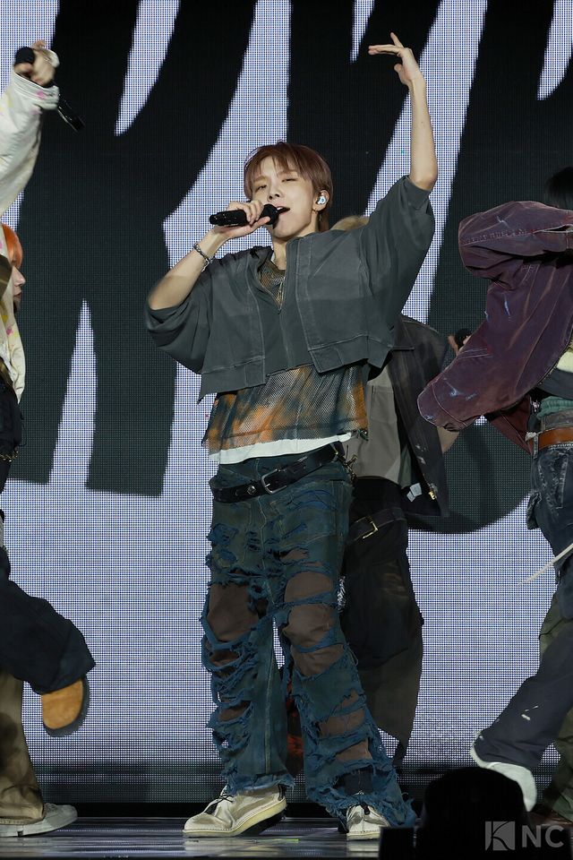 그룹 보이넥스트도어(BOYNEXTDOOR) 운학이 20일 오후 2시 서울 강서구 KBS아레나에서 진행된 미니 5집 ‘디 액션(The Action)’ 발매 기념 쇼케이스에서 타이틀곡 무대를 선보이고 있다. 사진=김규빈 기자