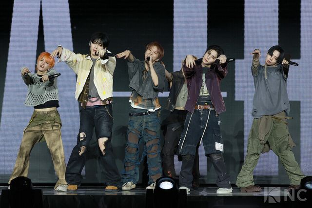 그룹 보이넥스트도어(BOYNEXTDOOR)가 20일 오후 2시 서울 강서구 KBS아레나에서 진행된 미니 5집 ‘디 액션(The Action)’ 발매 기념 쇼케이스에서 타이틀곡 무대를 선보이고 있다. 사진=김규빈 기자