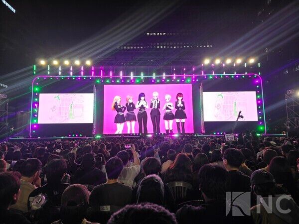 On October 18, under the bright lights of Seoul’s Sangam Culture Plaza, MBC kicked off the first night of its ‘Virtual Live Festival with Coupang Play’ (VLF), a bold experiment blending flesh-and-pixel K-pop worlds.