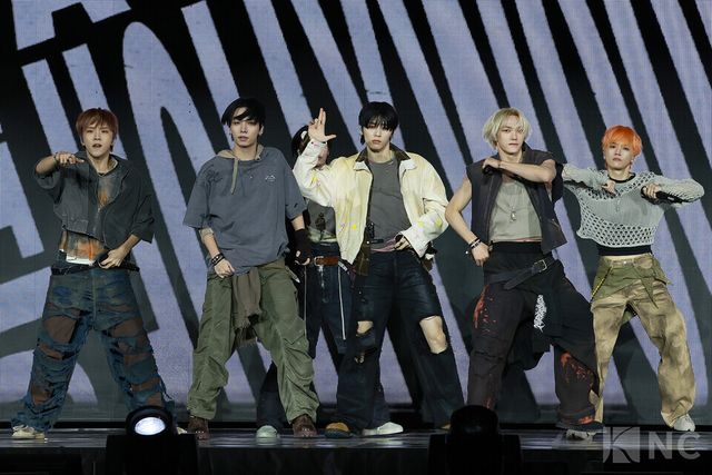 그룹 보이넥스트도어(BOYNEXTDOOR)가 20일 오후 2시 서울 강서구 KBS아레나에서 진행된 미니 5집 ‘디 액션(The Action)’ 발매 기념 쇼케이스에서 타이틀곡 무대를 선보이고 있다. 사진=김규빈 기자