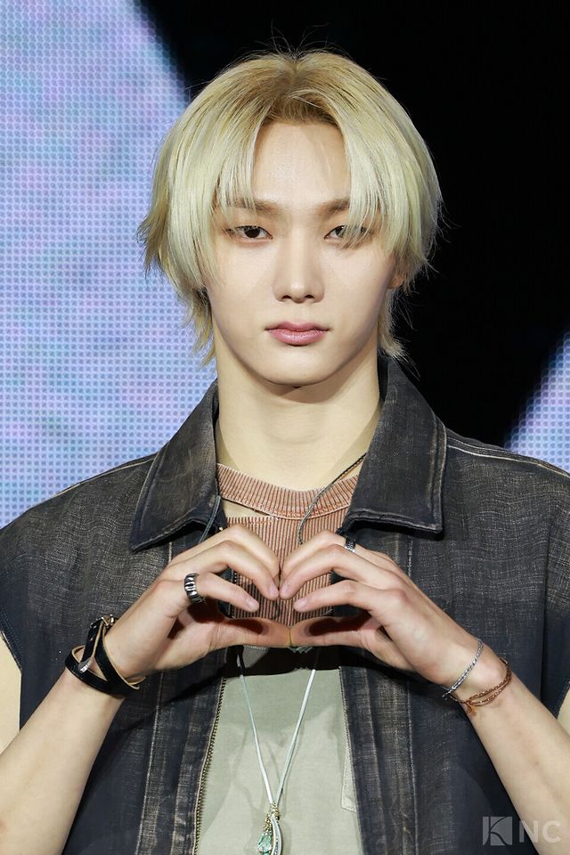 그룹 보이넥스트도어(BOYNEXTDOOR) 성호가 20일 오후 2시 서울 강서구 KBS아레나에서 진행된 미니 5집 ‘디 액션(The Action)’ 발매 기념 쇼케이스에서 포즈를 취하고 있다. 사진=김규빈 기자