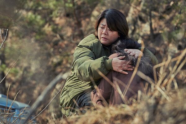 '하얀 차를 탄 여자' 이정은. 사진=㈜바이포엠스튜디오