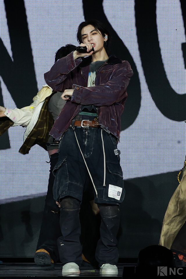 그룹 보이넥스트도어(BOYNEXTDOOR) 이한이 20일 오후 2시 서울 강서구 KBS아레나에서 진행된 미니 5집 ‘디 액션(The Action)’ 발매 기념 쇼케이스에서 타이틀곡 무대를 선보이고 있다. 사진=김규빈 기자