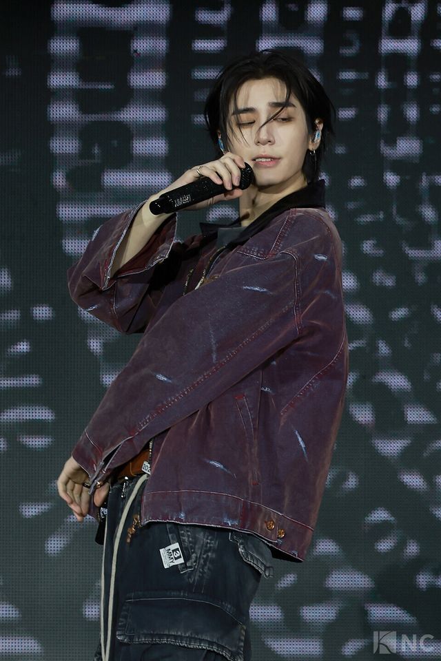 그룹 보이넥스트도어(BOYNEXTDOOR) 이한이 20일 오후 2시 서울 강서구 KBS아레나에서 진행된 미니 5집 ‘디 액션(The Action)’ 발매 기념 쇼케이스에서 타이틀곡 무대를 선보이고 있다. 사진=김규빈 기자