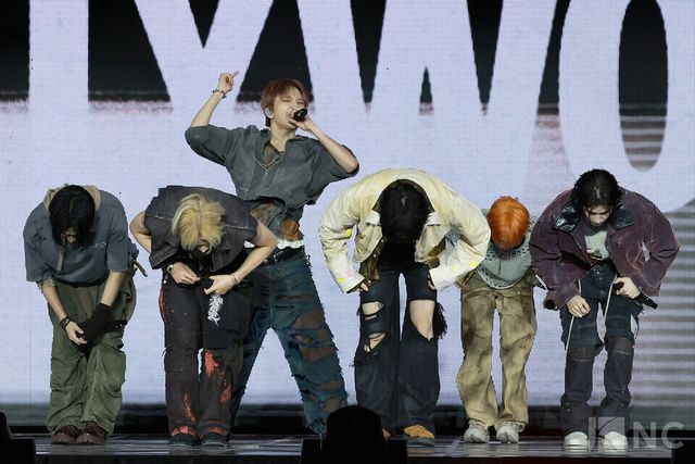 그룹 보이넥스트도어(BOYNEXTDOOR)가 20일 오후 2시 서울 강서구 KBS아레나에서 진행된 미니 5집 ‘디 액션(The Action)’ 발매 기념 쇼케이스에서 타이틀곡 무대를 선보이고 있다. 사진=김규빈 기자