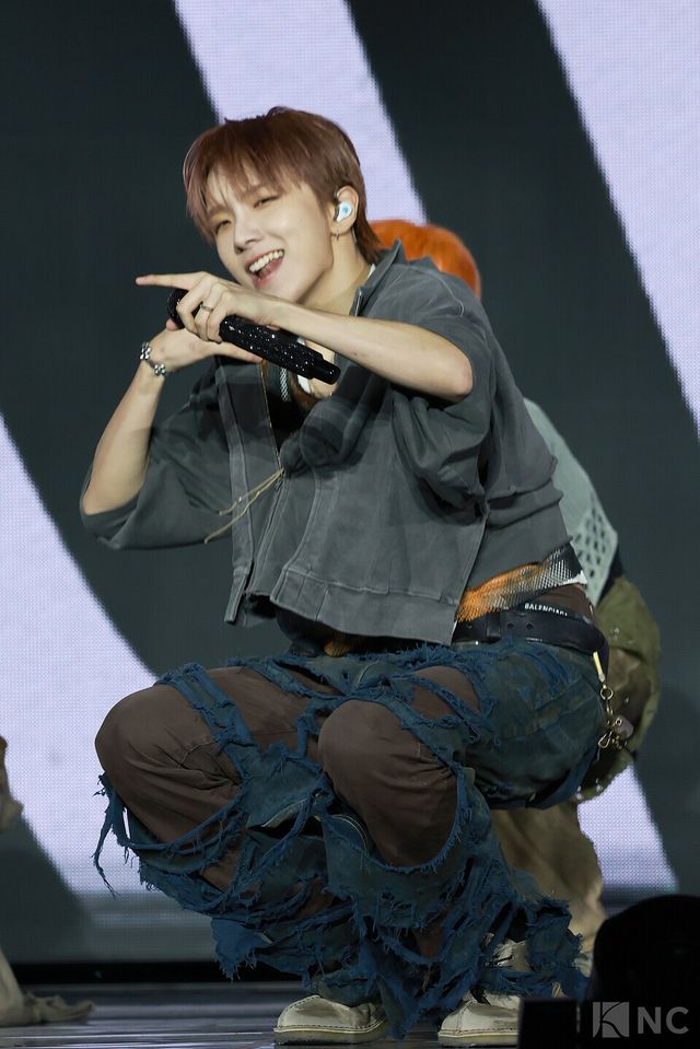 그룹 보이넥스트도어(BOYNEXTDOOR) 운학이 20일 오후 2시 서울 강서구 KBS아레나에서 진행된 미니 5집 ‘디 액션(The Action)’ 발매 기념 쇼케이스에서 타이틀곡 무대를 선보이고 있다. 사진=김규빈 기자