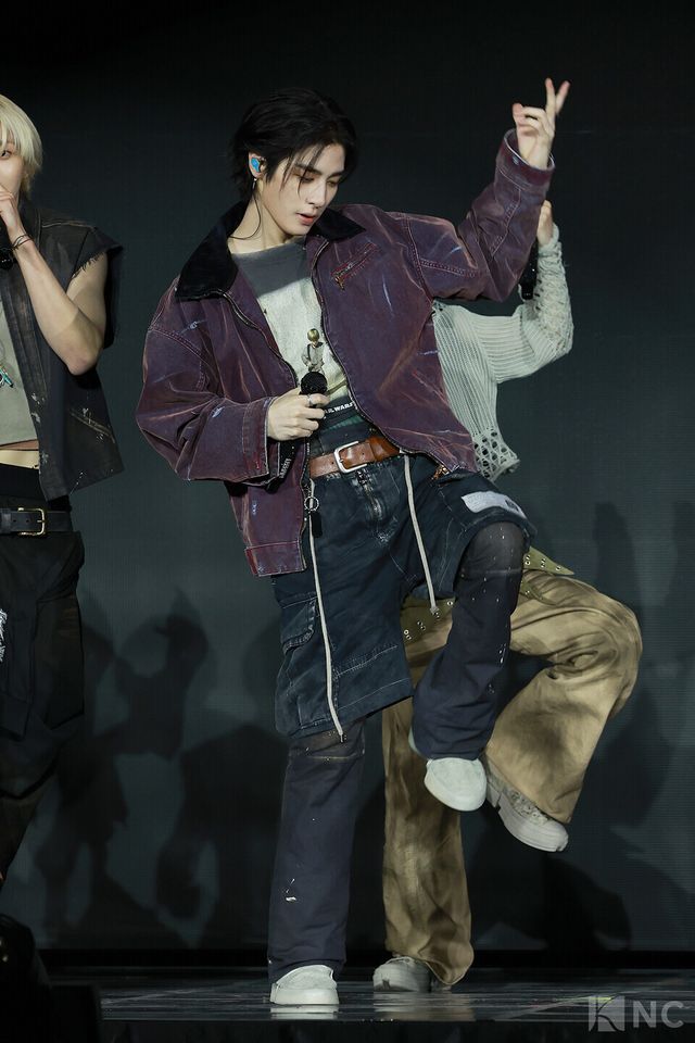 그룹 보이넥스트도어(BOYNEXTDOOR) 이한이 20일 오후 2시 서울 강서구 KBS아레나에서 진행된 미니 5집 ‘디 액션(The Action)’ 발매 기념 쇼케이스에서 타이틀곡 무대를 선보이고 있다. 사진=김규빈 기자