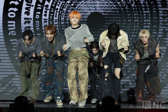 그룹 보이넥스트도어(BOYNEXTDOOR)가 20일 오후 2시 서울 강서구 KBS아레나에서 진행된 미니 5집 ‘디 액션(The Action)’ 발매 기념 쇼케이스에서 타이틀곡 무대를 선보이고 있다. 사진=김규빈 기자