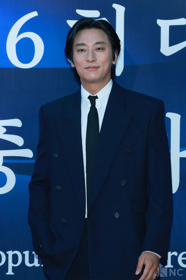 배우 주지훈이 23일 오후 5시 서울 중구 국립극장 해오름극장에서 진행된 2025 대한민국 대중문화예술상 시상식에 앞서 레드카펫을 밟고 있다. 사진=김규빈 기자