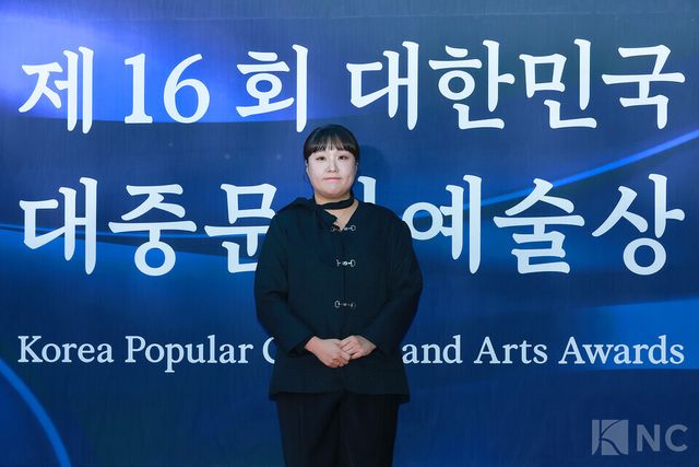 개그우먼 이수지가 23일 오후 5시 서울 중구 국립극장 해오름극장에서 진행된 2025 대한민국 대중문화예술상 시상식에 앞서 레드카펫을 밟고 있다. 사진=김규빈 기자