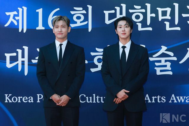 그룹 동방신기(TVXQ)가 23일 오후 5시 서울 중구 국립극장 해오름극장에서 진행된 2025 대한민국 대중문화예술상 시상식에 앞서 레드카펫을 밟고 있다. 사진=김규빈 기자