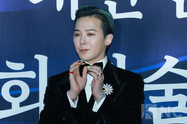 가수 지드래곤(G-DRAGON)이 23일 오후 5시 서울 중구 국립극장 해오름극장에서 진행된 2025 대한민국 대중문화예술상 시상식에 앞서 레드카펫을 밟고 있다. 사진=김규빈 기자